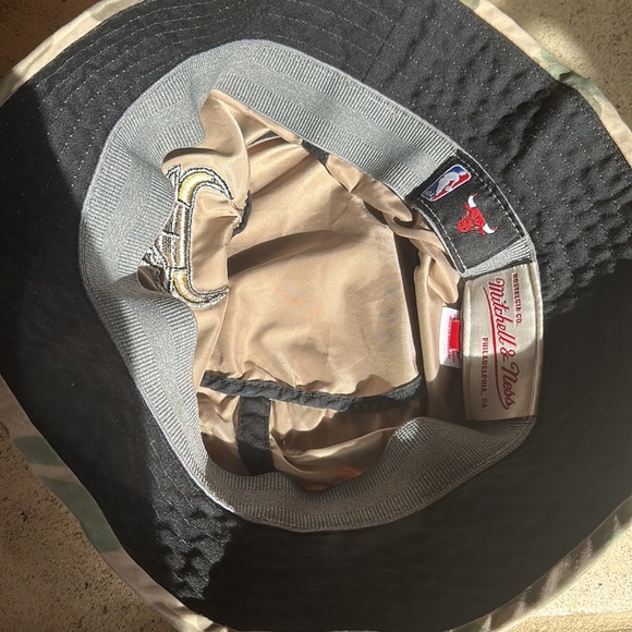 Mitchell and Ness 🔥 CHICAGO BULLS Camo Bucket Hat Embroidered NBA - Picture 5 of 8